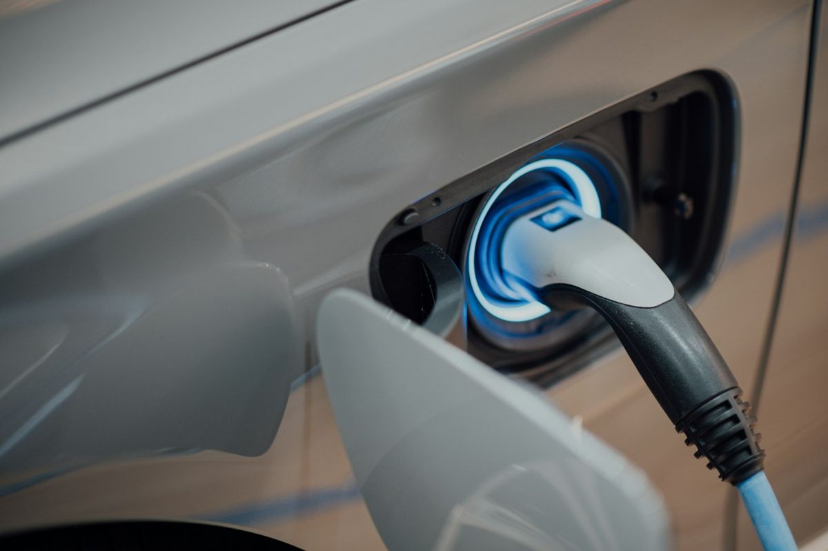 充電中のEV（イメージ）