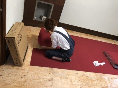 DIAIの女性スタッフによる施工